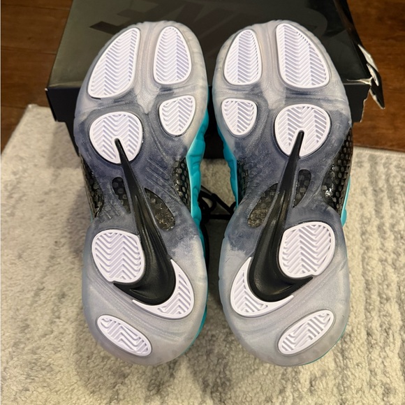 Nike Foamposite Pro Athletic Shoes - Black and Teal
(Island Green) - Picture 6 of 7